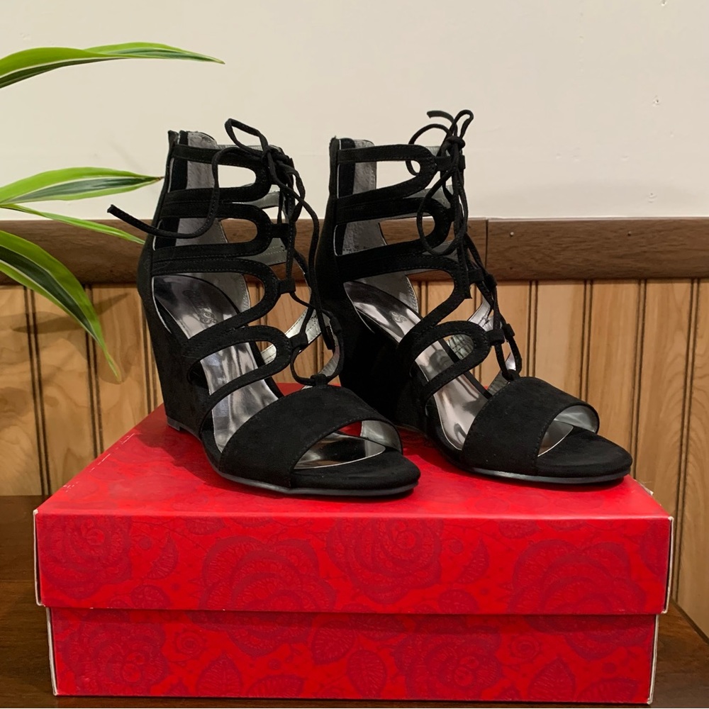 NIB Carlos Madelyn Black Strappy Lace Up Wedge Heel Sandal (9.5)